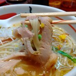 Oosaka Shiokei Ramen Shioya - 「天然塩ラーメン 大盛・柚子多め」チャーシュー