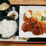 大富士 - 上トンカツ定食とカキフライ一個！　なんとデフォルトでカツが2枚のってる！　デミグラスは豚肉の味を引き立てるいい塩梅！