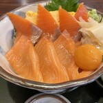 鮭山マス男商店 - 料理写真:サーモン丼