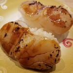 回転寿し トリトン - 炙りホタテ焦がし醤油。