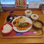 cafe 野野 - このお店のオススメと書かれていた

●サクッとふわふわ　チキンカツランチ　880円

を注文してみた