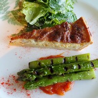 フランス食堂1663 - キッシュ・ロレーヌ、自家製ドレッシングのシーザーサラダ