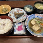 御食事処ひなや - サービス定食（肉豆腐＋煮魚）