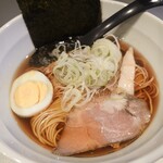 天雷軒 - 2024年3月限定 鶏醤を使った鶏出汁しょうゆらーめん 前月に続き細ストレート麺が合う甘い醤油を鶏油が上品さにジャンキーさを加えてまとめている。最近外国人に人気の淡麗醤油系