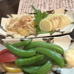 Sakanadokoro Araya - 上:白菜漬けとたくあん 下:茹でたてスナップエンドウ
