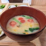 Misoshiru Semmonten Kashouan - 鮭とトマトの白味噌汁