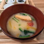 Misoshiru Semmonten Kashouan - 鮭とトマトの白味噌汁