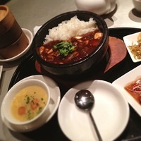 雪園 京橋店 - 旬の牡蠣と豆腐のピリ辛石鍋ごはん