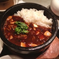 雪園 京橋店 - 旬の牡蠣と豆腐のピリ辛石鍋ごはん
                
                