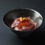日本产A5黑毛和牛的烤牛肉饭附生海胆、鲑鱼子、鱼子酱