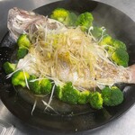 中華旬菜 紫林 - 鯛の姿蒸し　　揚げ油醤油かけ【要予約】