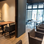 ON the TABLE CHINESE - シックな色調の店内