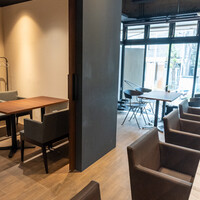 ON the TABLE CHINESE - シックな色調の店内