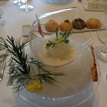 リストランテKubotsu - スープ、その奥に見えていいるのがパン、左利きの人にはひっくり返すのかな？