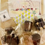 レ・プティット・パピヨット - 左からキャラメルショコラ1袋、カヌレ2個、クロカン　　　　　　ノワゼット1箱。