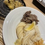 うどんdining KONA×MIZU×SHIO - 牛肉と舞茸天のぶっかけうどん