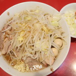ラーメン二郎 - ラーメン半分＋ヤサイニンニク少し＋白ネギうずら