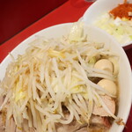 ラーメン二郎 - ラーメン半分＋ヤサイニンニク少し＋白ネギうずら