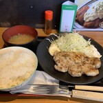 鐵一 - 【塩とんてき定食】ナイフ・フォーク・箸付です♪