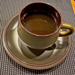 H - 怒涛の味の嵐を、コーヒーの苦味と香ばしい風味が落ち着かせてくれます