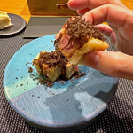 H - 茨城県筑西市「株式会社Noblesse Oblige」の駝鳥肉を使用したカツサンドに黒トリュフを惜しみなく削って掛けてあります