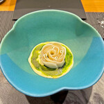 H - 北海道函館の「マルヒラ河村水産」の帆立と蕪の「あこや姫」（株式会社まどか菜園）を使った一品