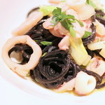 Cucina Italiana 東洞 - イカスミを練り込んだ自家製タリオリーニ　間人産白イカと白菜のオイルソース