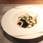 Cucina Italiana 東洞 - イカスミを練り込んだ自家製タリオリーニ　間人産白イカと白菜のオイルソース