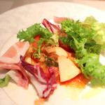 Cucina Italiana 東洞 - 前菜：パルマ産生ハムとミックスサラダ