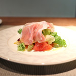 Cucina Italiana 東洞 - 前菜：パルマ産生ハムとミックスサラダ