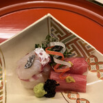 赤坂 菊乃井 - 昼懐石１５７３０円。鯛、鮪。鮪で卵黄醤油漬けを巻いています。程よくサシの入った鮪は上等、この時期の鯛も素晴らしいですね。