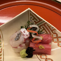 赤坂 菊乃井 - 昼懐石１５７３０円。鯛、鮪。鮪で卵黄醤油漬けを巻いています。程よくサシの入った鮪は上等、この時期の鯛も素晴らしいですね。