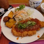 cafe 野野 - ◯チキンカツ
注文を受けてから手仕込みで
パン粉付けを始めると書かれていた

トマトソースは自家製
酸味爽やかで炒めた玉ねぎの微塵切りに
軽く甘みが付けられてて
サッパリ美味しくチキンカツが食べられる