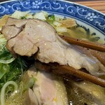 麺屋 夢風 - 内モンゴル塩らぁめん燻製鶏+半熟味付け玉子