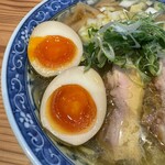 麺屋 夢風 - 内モンゴル塩らぁめん燻製鶏+半熟味付け玉子