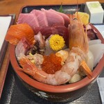 Takimoto - 海鮮丼2970円。中トロ、いくら、ぼたん海老を始め、10を軽く超える諸々がもりもり盛られている。
