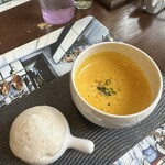La Derniere Bouchee - 春人参のスープ　カルダモン風味の泡