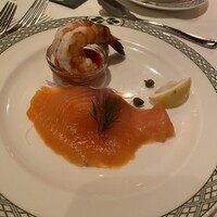 ロウリーズ・ザ・プライムリブ 恵比寿ガーデンプレイス店 - スモークサーモン&シュリンプカクテル