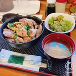肉と海鮮と私 - 中落ちカルビ丼1000円