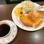 Kuroda Ko-Hi- - ブレンドコーヒー"黒田"・ホット（600円税込）、スクランブルトースト（350円税込）
