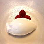 239661100 - 搾りたて牛乳アイス　乳脂肪の重さを感じないけど濃厚。余韻がず～っと残る牛乳アイス