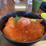 まぐろレストラン - サーモン、イクラ丼