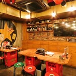 Amiyaki Jingisukan Hitsuji Niku Sakaba Godai - 北海道をイメージした大衆酒場ならではの店内。2名様から20名様迄ご利用頂けるテーブル席ございます。