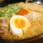 ラーメン康竜 - 玉子と角煮