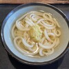 ヨコクラうどん - キュキュっと立ったエッジ。キレの良いお出汁が美味しい！あたたかいおうどんなのにしっかりコシがあるよ。