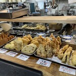 ヨコクラうどん - 揚げたて熱々の天ぷらが並びます！