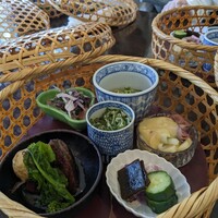 茶房 空花 - 籠盛り。この頬肉美味しいのです。