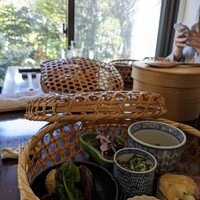 茶房 空花 - 緑が生い茂って自然豊かなお庭を眺めながら。隣の敷地が更地になっていて、隠れ家感が激減、見晴らしが良すぎ（笑）