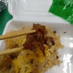 さわら めしくう屋 - 鶏めしの鶏肉　この位のサイズの鶏肉がゴロゴロ入って食べ応えあります♪