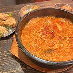 韓国酒場コッキオ - 牡蠣のスンドゥブに麺トッピングのチキンもオーダー